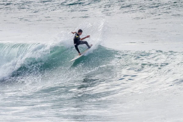 TENERIFE, SPAIN, NOVEMBER-03-2013: çocuk sörf yarışmasında sörf yapıyor, dalganın duvarında birkaç harika manevra yapıyor. Tenerife, Kanarya Adaları, İspanya