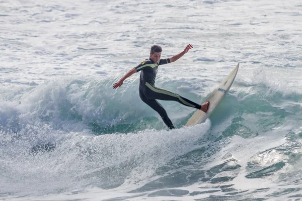 TENERIFE, SPAIN, NOVEMBER-03-2013: çocuk sörf yarışmasında sörf yapıyor, dalganın duvarında birkaç harika manevra yapıyor. Tenerife, Kanarya Adaları, İspanya