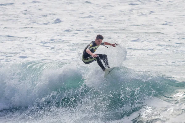 TENERIFE, SPAIN, NOVEMBER-03-2013: çocuk sörf yarışmasında sörf yapıyor, dalganın duvarında birkaç harika manevra yapıyor. Tenerife, Kanarya Adaları, İspanya