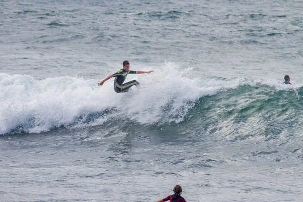 TENERIFE, SPAIN, NOVEMBER-03-2013: çocuk sörf yarışmasında sörf yapıyor, dalganın duvarında birkaç harika manevra yapıyor. Tenerife, Kanarya Adaları, İspanya