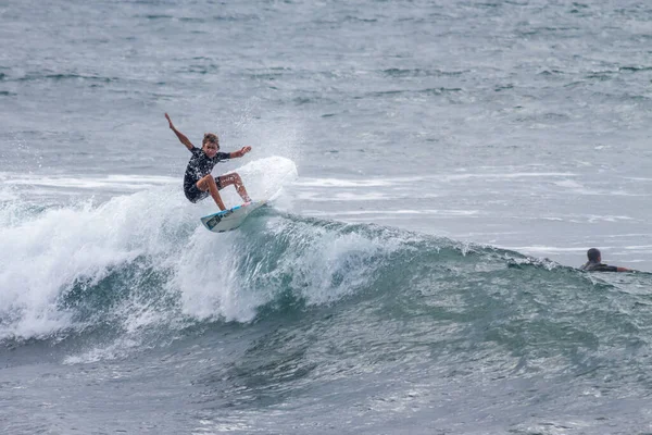 TENERIFE, SPAIN, NOVEMBER-03-2013: çocuk sörf yarışmasında sörf yapıyor, dalganın duvarında birkaç harika manevra yapıyor. Tenerife, Kanarya Adaları, İspanya