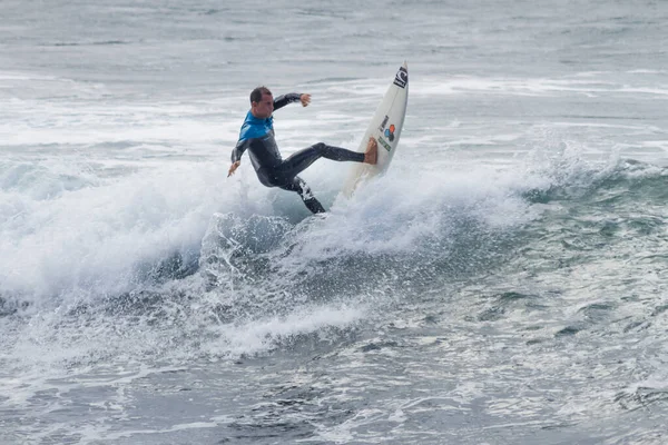 TENERIFE, SPAIN, NOVEMBER-03-2013: çocuk sörf yarışmasında sörf yapıyor, dalganın duvarında birkaç harika manevra yapıyor. Tenerife, Kanarya Adaları, İspanya