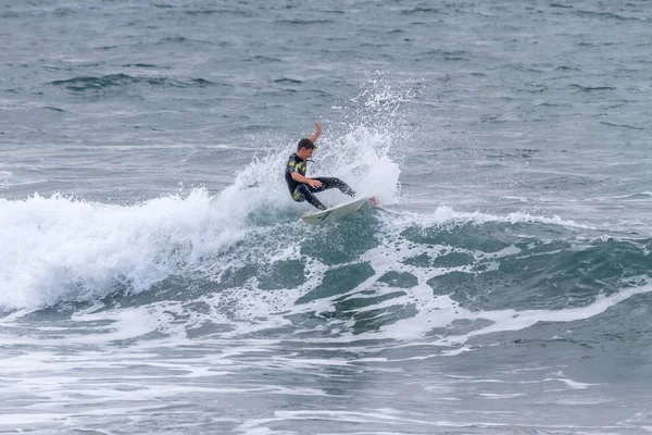 TENERIFE, SPAIN, NOVEMBER-03-2013: çocuk sörf yarışmasında sörf yapıyor, dalganın duvarında birkaç harika manevra yapıyor. Tenerife, Kanarya Adaları, İspanya
