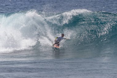 TENERIFE, SPAIN 11 - HAZİRAN 2013:: Erkekler vücut tahtası şampiyonasında yarışan, farklı ve inanılmaz manevralar yapan ve dalgada dizlerinin üzerinde sörf yaparken bir sürü köpük oluşturan bir çocuğun açık çekimi. Tenerife, Kanarya Adaları, Spa