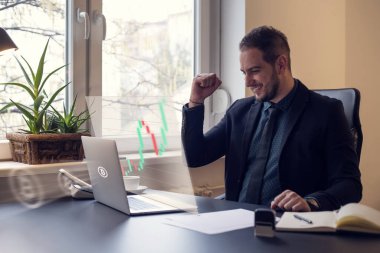 Bitcoin büyümesinden heyecanlanan iş adamı dijital piyasayı analiz etmek için bilgisayarı kullanıyor. Dijital para ve finansal yatırım ticareti. Bitcoin ve engelleme konsepti.