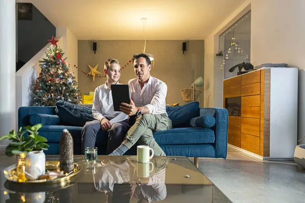 Adam Oğluyla Oturma Odasındaki Kanepede Oturuyor Tabletle Video Görüşmesi Yapıyor — Stok fotoğraf