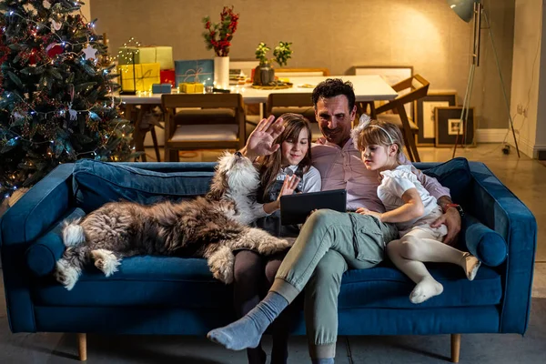 Hombre Está Sentado Sofá Sala Estar Con Dos Hijas Perro Imagen De Stock