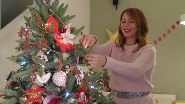 Mujer Decorando Árbol Navidad Vida Que También Está Decorado Espíritu — Vídeos de Stock