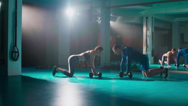 Жінка Чоловік Тренуються Разом Роблять Щось Зразок Гантелі Тягнуть Вправи — стокове відео