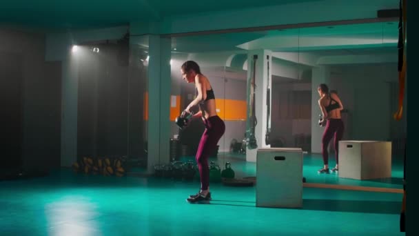 Młoda Kobieta Ćwiczy Pustej Sali Gimnastycznej Ciężarkami Innym Sprzętem Ćwiczeń — Wideo stockowe