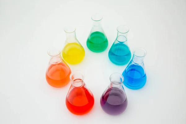 Beyaz Arka Planda Gökkuşağı Oluşturan Renkli Sıvılarla Dolu Bilimsel Laboratuar — Stok fotoğraf