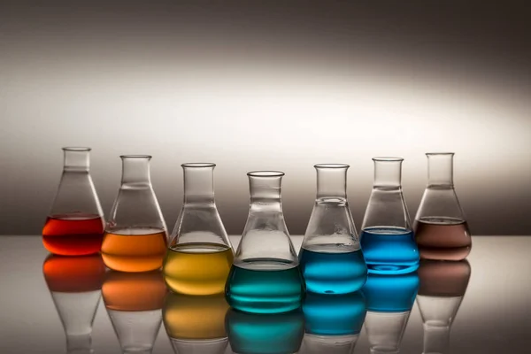 Frasco Erlenmeyer Vidrio Laboratorio Científico Lleno Líquido Colorido Que Forma — Foto de Stock