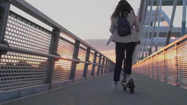 Een Jonge Mooie Vrouw Rijdt Met Haar Elektrische Scooter Een — Stockvideo