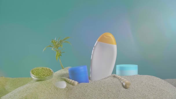 生物多样性公约 产品中提取防晒霜 旁边是沙中大麻植物的枝条 产品的四周是装有大麻籽 太阳镜 海贝壳 石头和包装本身的碗 — 图库视频影像