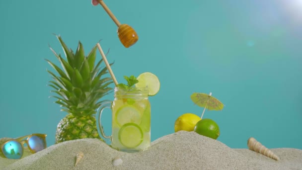 Hand Honig Mit Tropfer Eisteeglas Neben Ananas Und Zitrone Dekorationen — Stockvideo