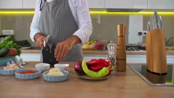 Σεφ Ακονίζει Μαχαίρια Πριν Ετοιμάσει Ένα Γεύμα Στην Κουζίνα Πρώτο — Αρχείο Βίντεο