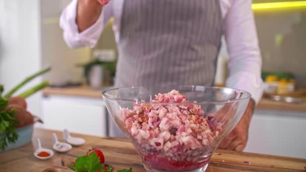 Chef Adicionando Especiarias Uma Tigela Vidro Transparente Com Carne Cebola — Vídeo de Stock