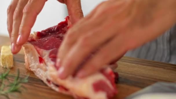 요리사는 손가락으로 고기와 부드러움을 살핀다 나무로 이놓여 향신료 정향나무 채소들을 — 비디오