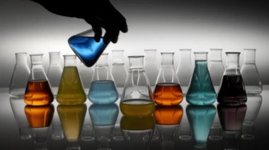 Erlenmeyer şişesine mavi sıvı dökülüyor.