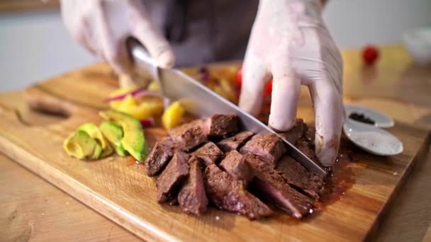 Primer Plano Del Chef Cortando Carne Asada Una Tabla Cocina — Vídeos de Stock