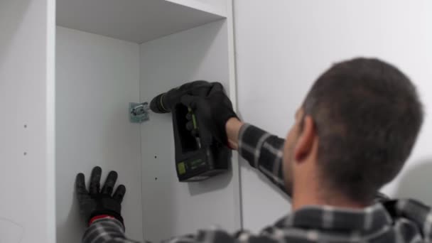 Charpentier Vissant Dans Les Étagères Cuisine Cheville Sur Mur — Video