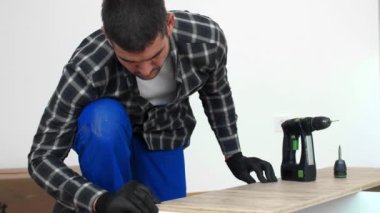 Marangoz mutfak rafının montajını bitiriyor..