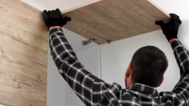 Marangoz mutfak raflarının ön paneline vida monte ve menteşe.