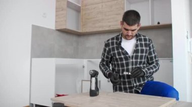 Marangoz mutfak raflarının ön paneline vida monte ve menteşe.