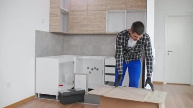 Marangoz mutfak raflarının ön paneline vida monte ve menteşe.