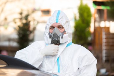 PCR Coronavirus teşhisi için giyinen tıp çalışanı, PPE 'de doktor..
