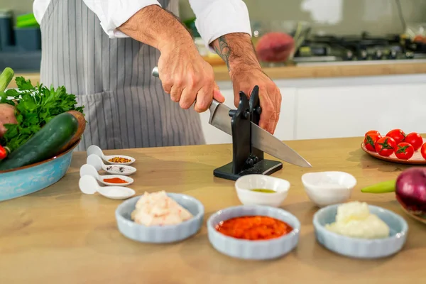 Шеф Повар Затачивает Ножи Перед Приготовлением Еды Кухне Переднем Плане Лицензионные Стоковые Изображения