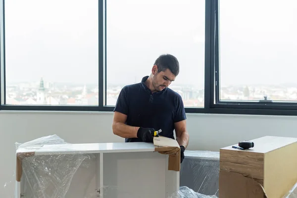 Carpintero Desempacando Los Estantes Sala Estar Vacía Del Apartamento Que — Foto de Stock