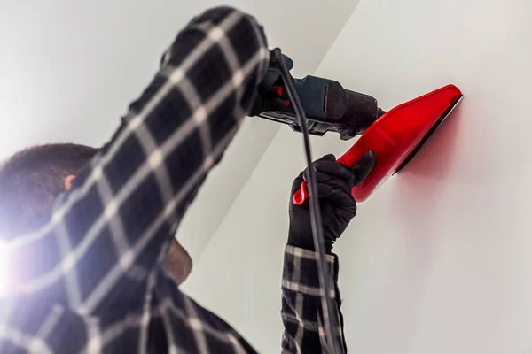 Carpintero Perforando Agujeros Pared Para Colocar Estantes Sostiene Taladro Una — Foto de Stock