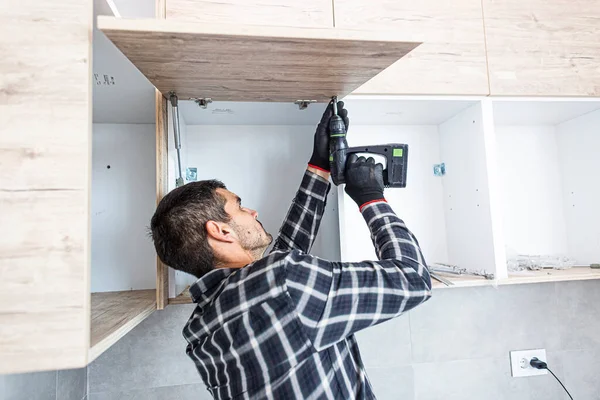 Carpintero Fija Atornilla Los Mecanismos Juntas Puerta Del Estante Cocina — Foto de Stock