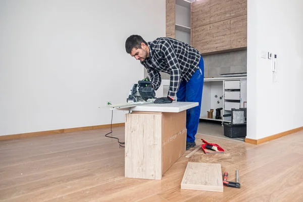 Carpintero Que Corta Una Plancha Madera Superficie Trabajo Suelo Habitación — Foto de Stock