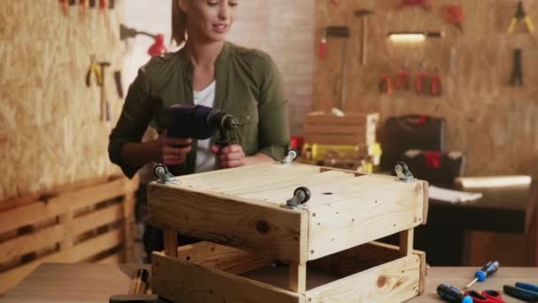 车间里的女木匠在一个小木箱上操练 — 图库视频影像