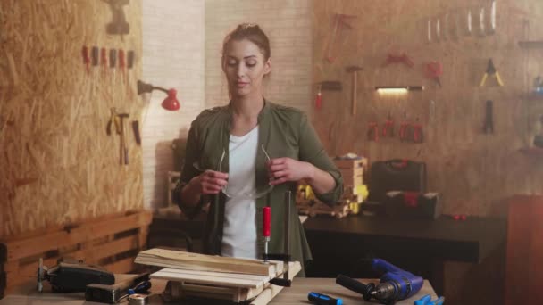 Mulher Carpinteiro Com Óculos Segurança Corte Madeira Com Serra Elétrica — Vídeo de Stock