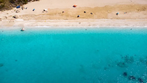 Aerial View Beautiful Sandy Beach Sunshades Soft Turquoise Ocean Wave — Stock Fotó