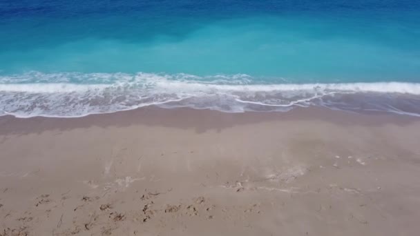 Aerial View Beautiful Sandy Beach Soft Turquoise Ocean Wave Tropical — Stok video