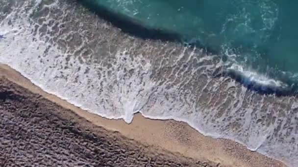 Aerial View Beautiful Sandy Beach Footprints Soft Turquoise Ocean Wave — Stok video