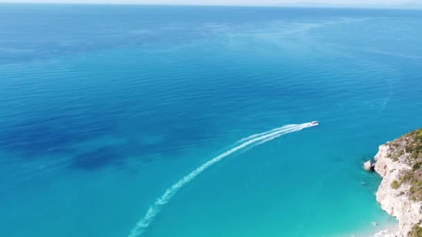 Aerial View Boat Going Tropical Sea Summer Season Milos Beach — Vídeo de stock
