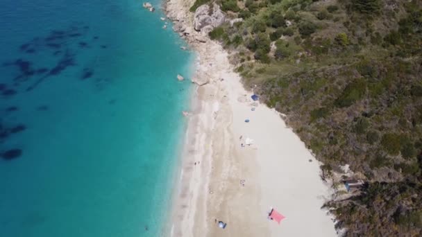 Vista Aérea Bela Praia Areia Com Guarda Sóis Suave Onda — Vídeo de Stock