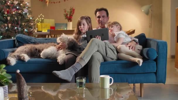 Muž Sedí Gauči Svém Obýváku Dvěma Dcerami Jejich Psem Pokoj — Stock video