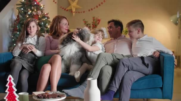 Šťastná Rodina Sedí Gauči Obývacím Pokoji Který Vyzdoben Duchu Vánoc — Stock video