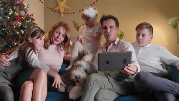 Šťastná Rodina Sedí Gauči Obývacím Pokoji Videohovor Přes Tablet Pokoj — Stock video