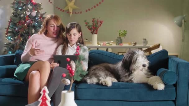 Moeder Zit Bank Met Haar Dochter Een Hond Kamer Ingericht — Stockvideo