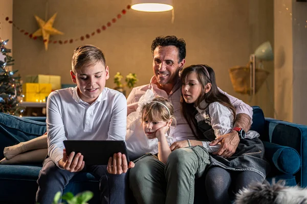 Padre Sienta Con Sus Hijos Sala Estar Sofá Mientras Observan Imagen De Stock