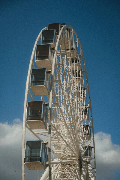 Modern Ferris Wheel Blue Lake Cloudy Day — Foto de Stock