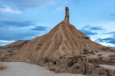 Del Castildetierra 'da gün batımına yakın Navarra, İspanya' daki Bardenas gerçeklerinde güzel bir fotoğraf.
