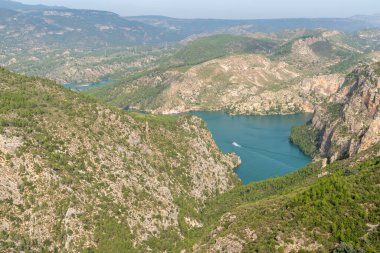 Cortes del Pallas rezervuarının güzel manzara fotoğrafı. Suda bir tekne ve doğayla iç içe. Valensiyalı topluluklar, İspanya.